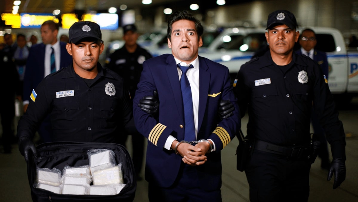 Bogotá, si finge pilota per imbarcarsi su un volo per Barcellona: arrestato con 10 kg di cocaina
