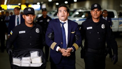 Bogotá, si finge pilota per imbarcarsi su un volo per Barcellona: arrestato con 10 kg di cocaina