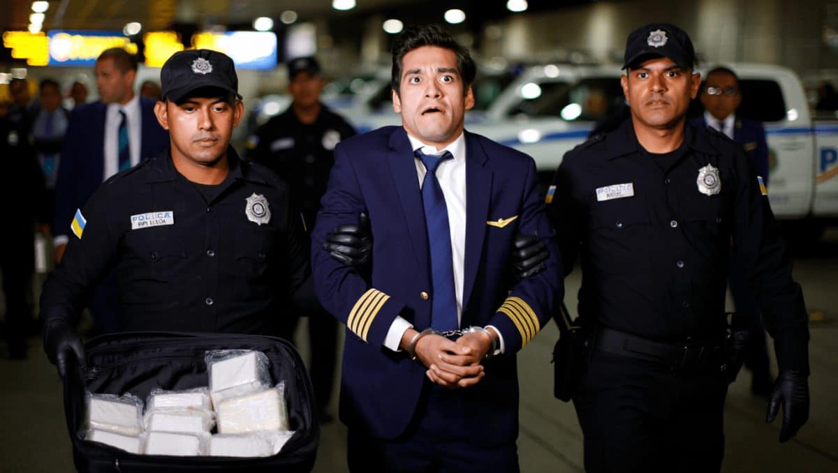 Bogotá, si finge pilota per imbarcarsi su un volo per Barcellona: arrestato con 10 kg di cocaina