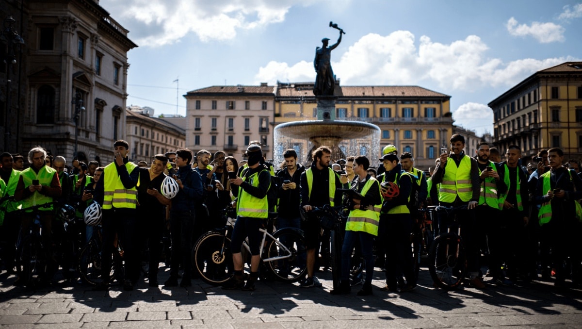 “Basta paghe da fame. Anche noi vogliamo mangiare”. A Milano duecento rider in piazza per lo sciopero delle consegne