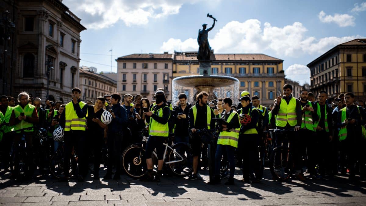 “Basta paghe da fame. Anche noi vogliamo mangiare”. A Milano duecento rider in piazza per lo sciopero delle consegne