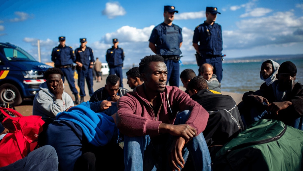 Madrid contro l’Italia: “Sfrutta la crisi di Ceuta per esigenze elettorali”. Poi l’appello ai migranti: “Non rischiate la vita, chi entra verrà rimpatriato”