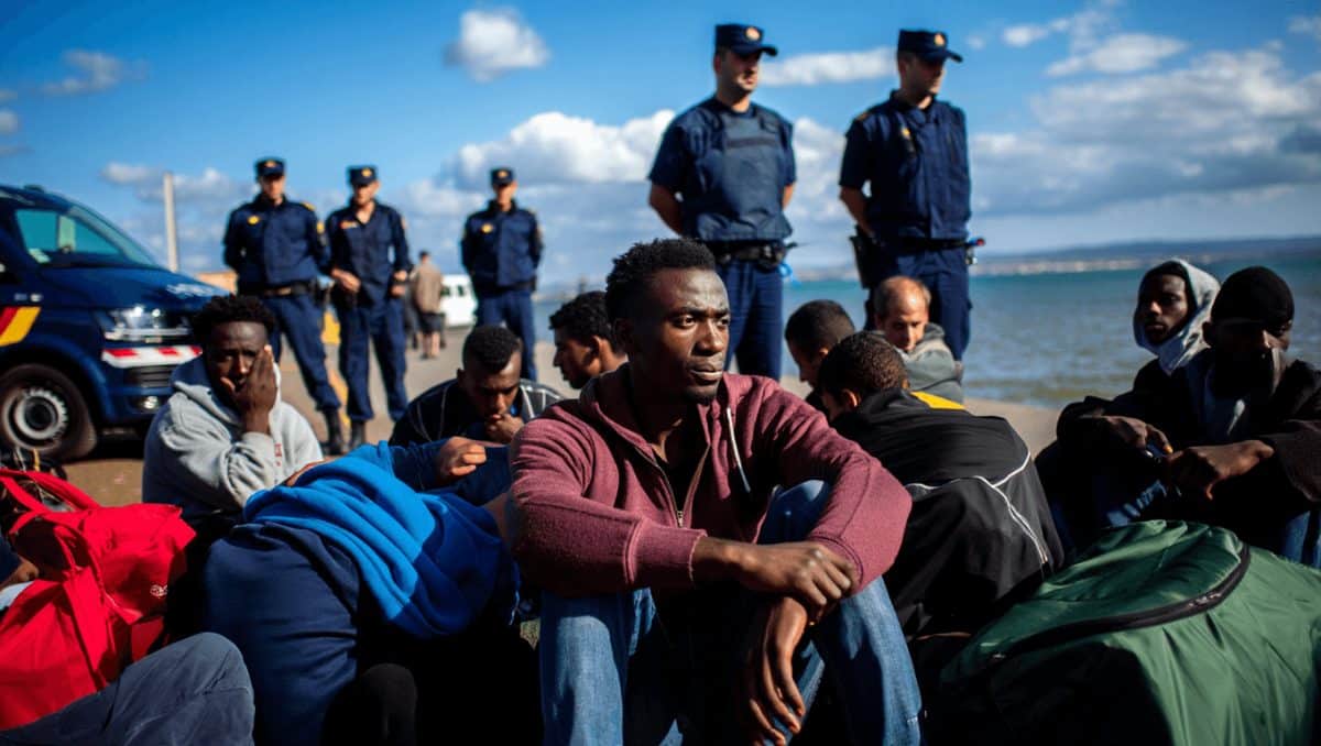 Madrid contro l’Italia: “Sfrutta la crisi di Ceuta per esigenze elettorali”. Poi l’appello ai migranti: “Non rischiate la vita, chi entra verrà rimpatriato”