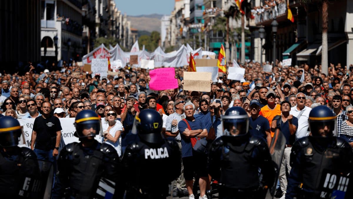 La rivolta di Maiorca contro il turismo di massa, 70mila in piazza: polemiche per le botte della polizia. Prezzi delle case alle stelle, quartieri come una mini-Germania: cosa c’è dietro la protesta