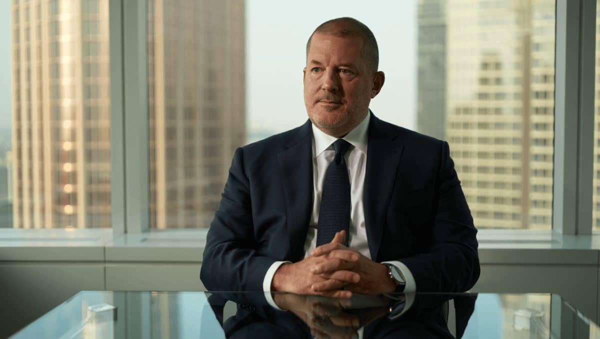 Dietro la causa di Apple contro OpenAI. I segreti di Jony Ive e la partita del dopo iPhone