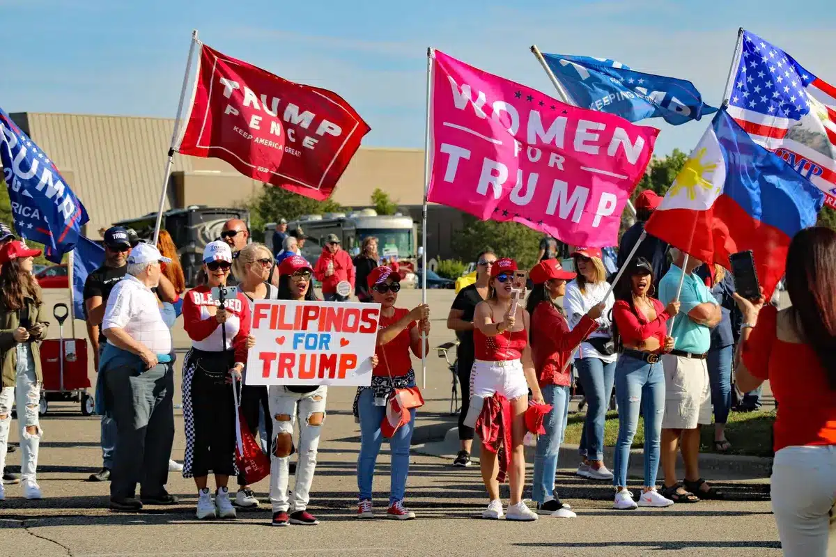 Manifestazione politica con sostenitori durante una campagna elettorale nel Michigan