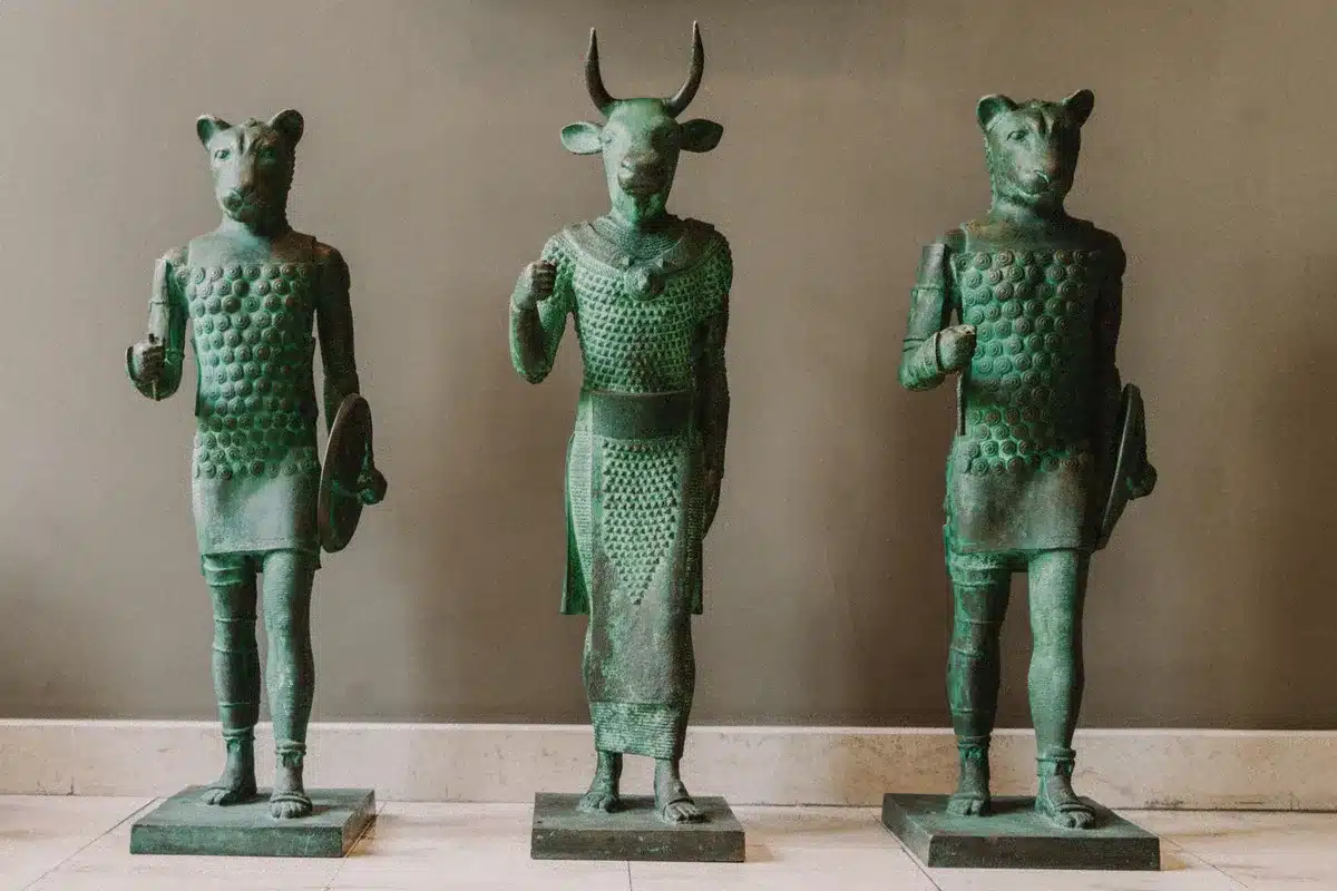 Statuette femminili in bronzo di tipo Korai con tunica e diadema, rinvenute nel pozzo etrusco