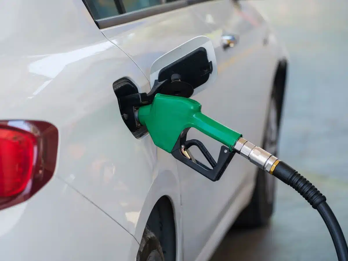 Automobilista che fa il pieno di gasolio con sconto accise