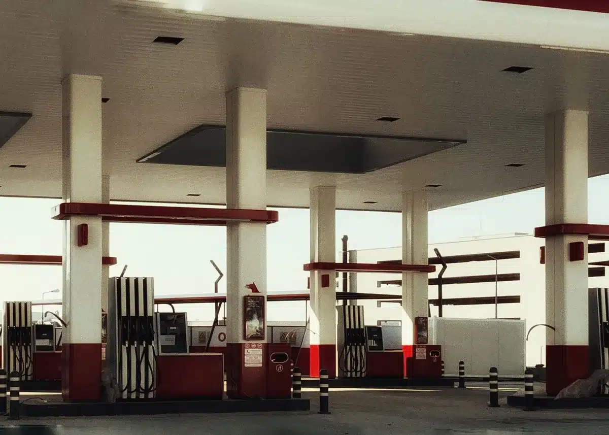 Distributore di benzina presso una stazione di servizio, escluso dalla proroga sulle accise