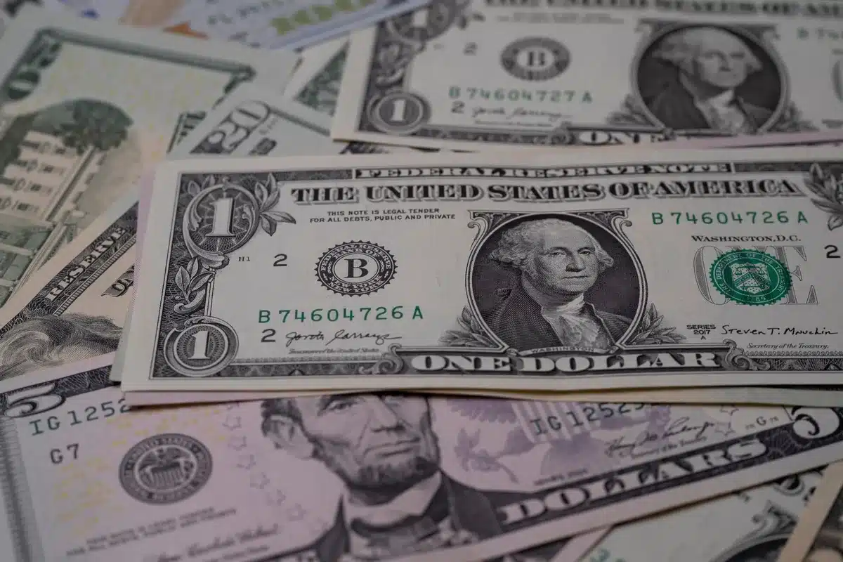 Documentazione di titoli di Stato americani e dati di mercato su una scrivania