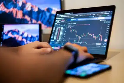 Operatore di mercato monitora grafici valutari su schermi di trading in tempo reale