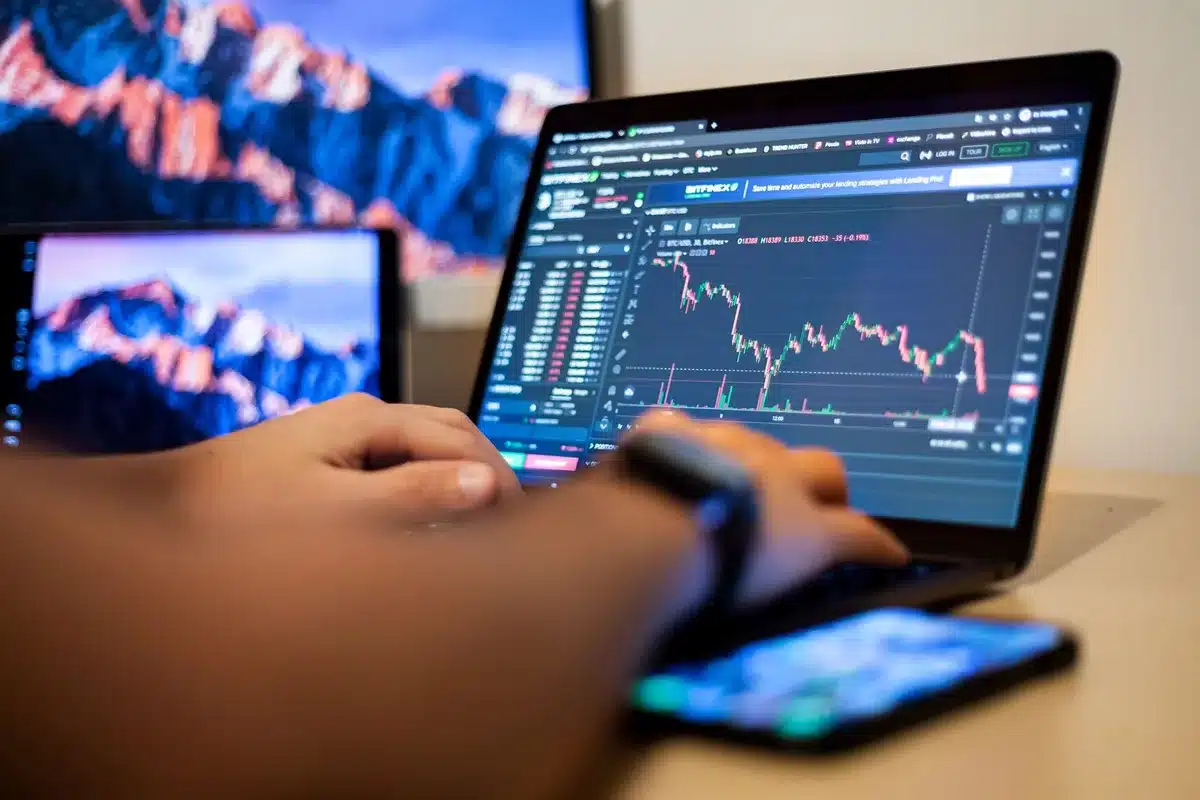 Operatore di mercato monitora grafici valutari su schermi di trading in tempo reale