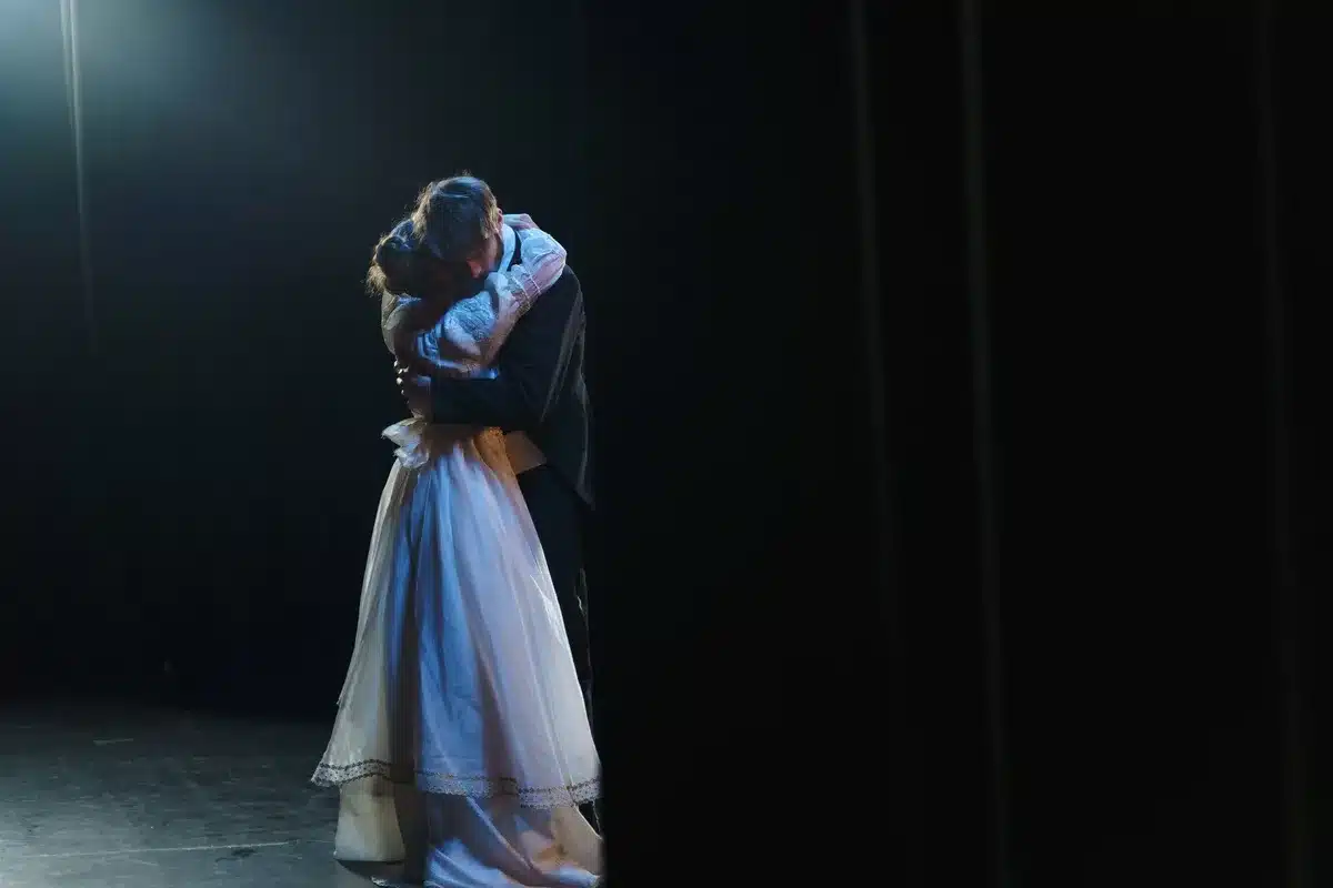 Scena teatrale con elementi classici che richiamano Romeo e Giulietta e il tema dell'amore