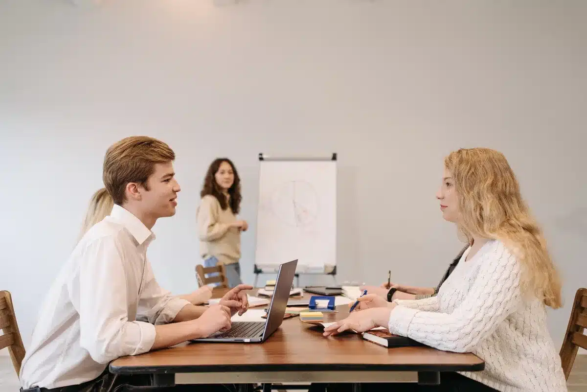 Ufficio moderno con giovani professionisti al lavoro in ambiente contemporaneo
