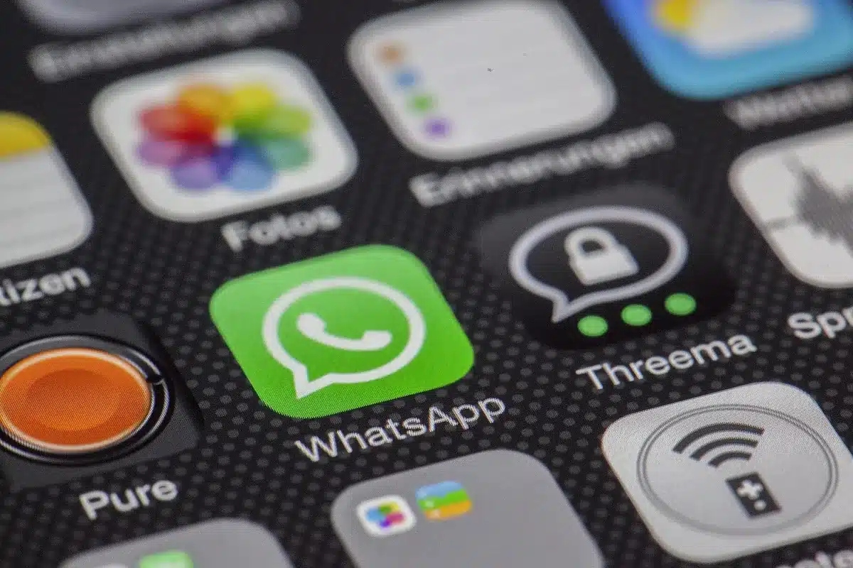 Messaggi sui social media e chat di gruppo che circolano tra le comunità di migranti