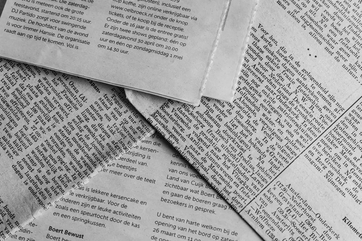 Scrivania con giornale, penna e materiali editoriali per la creazione di contenuti