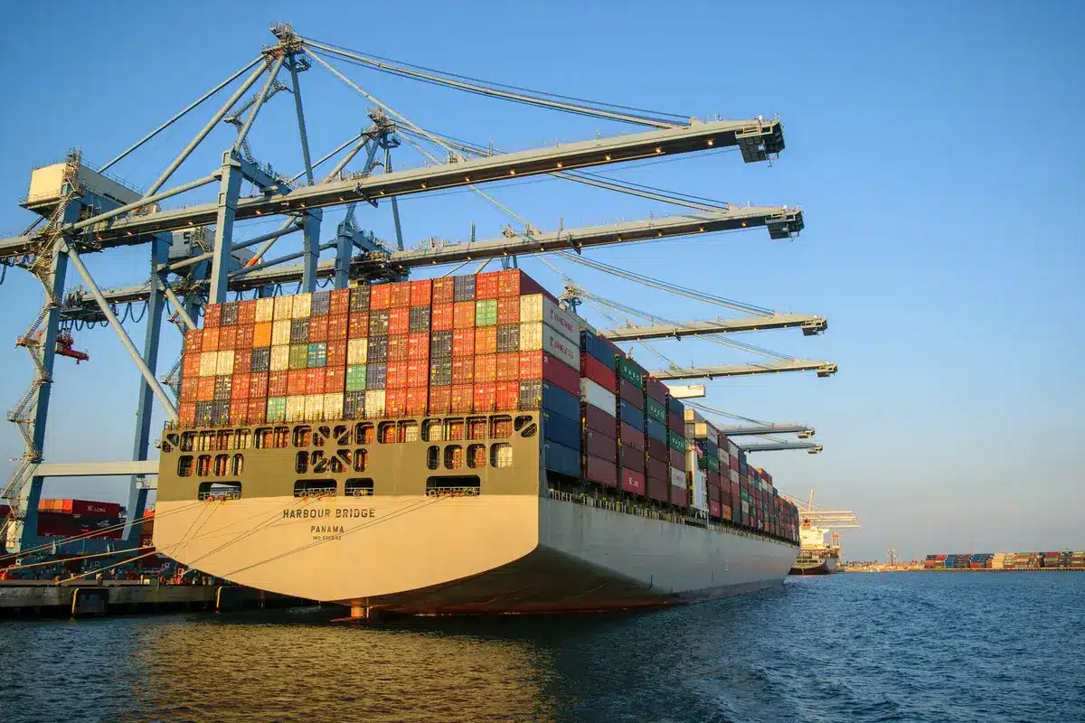 Container di merci nel porto, simbolo del commercio internazionale e dei flussi di importazione