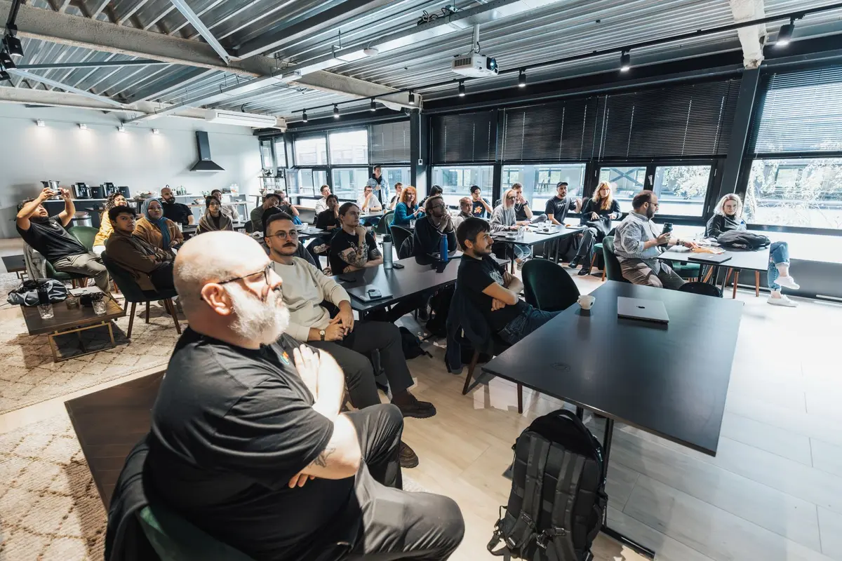 Riunione di industriali attorno a un tavolo per discussioni su progetti strategici