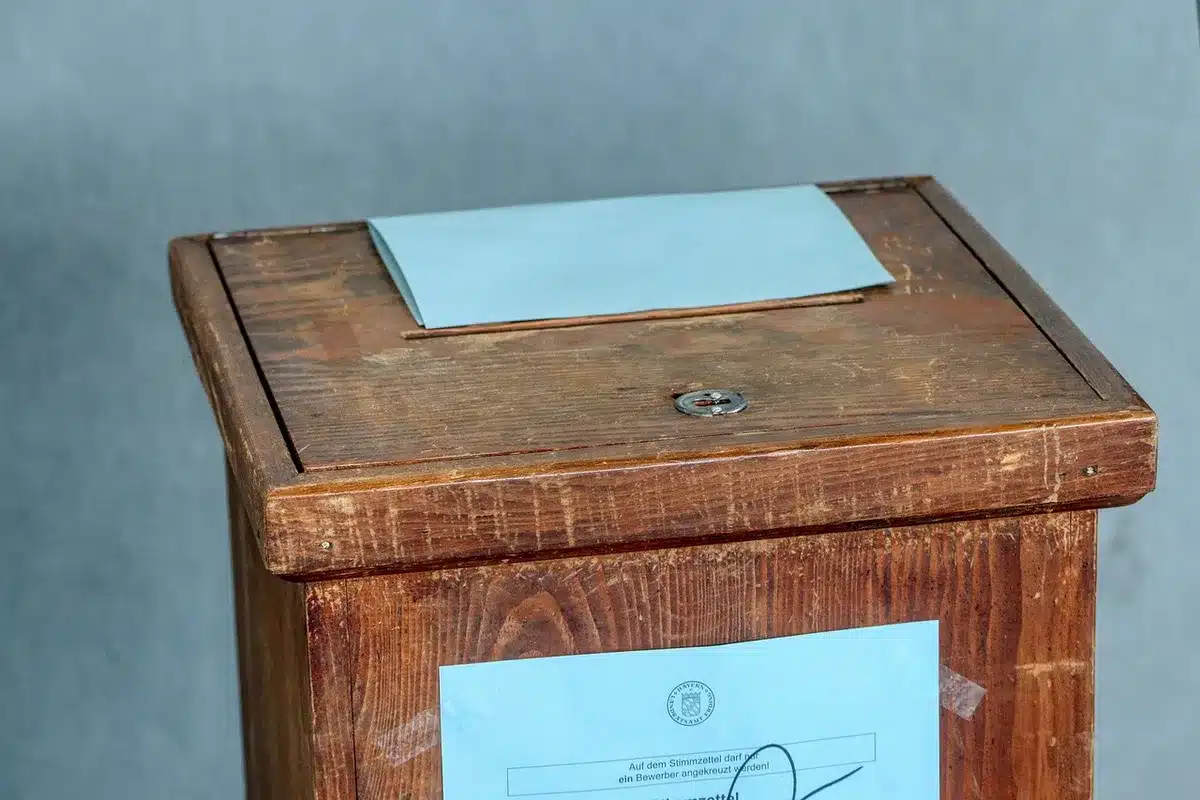 Urna di voto con schede e materiali per una votazione primaria