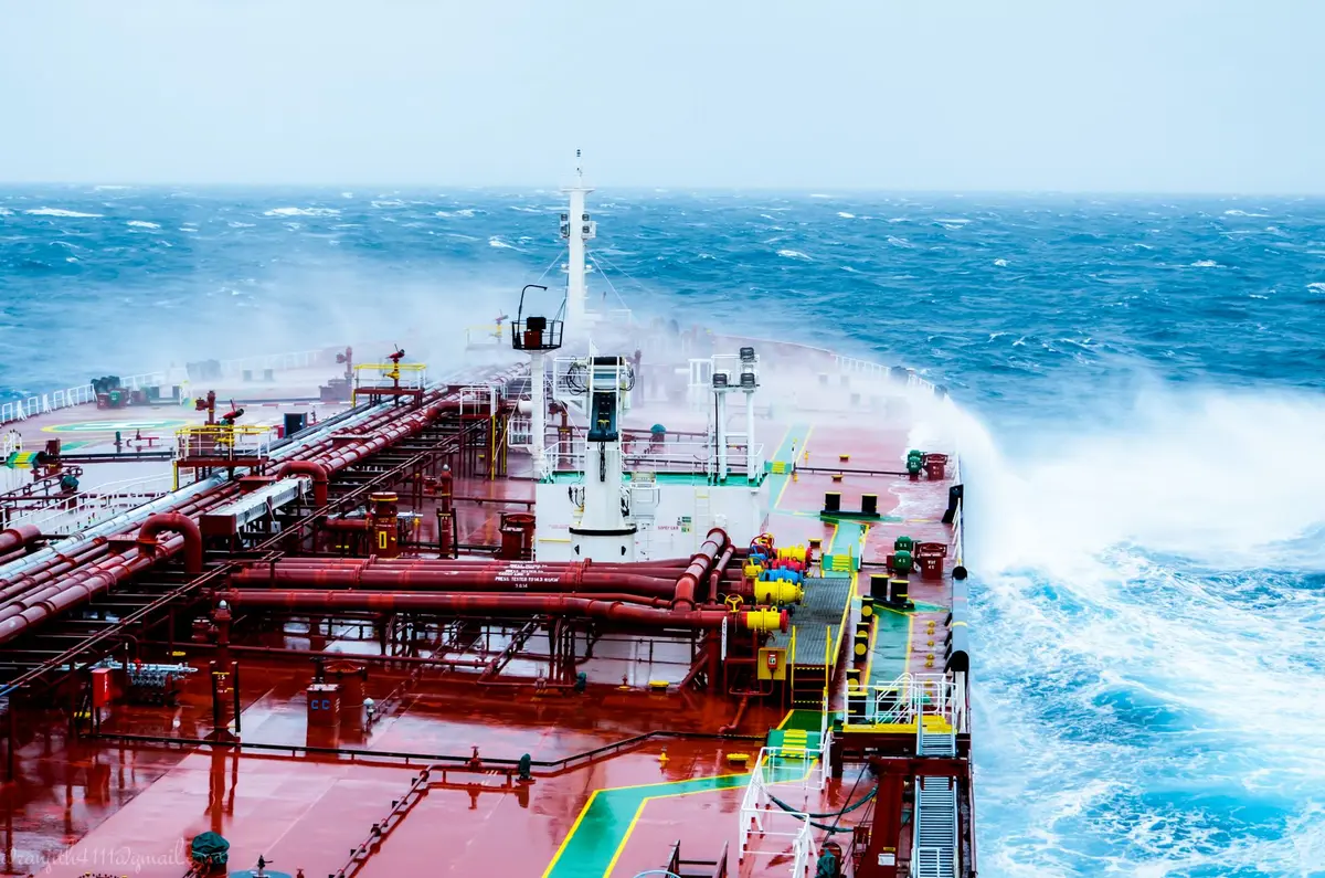 Nave mercantile con incendio a bordo nel Mar Rosso dopo attacco