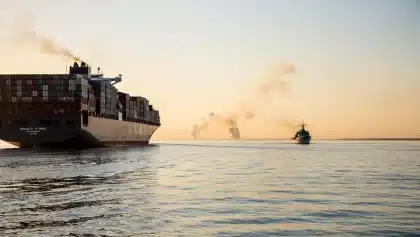 Elicottero americano colpisce cargo nello Stretto di Hormuz, missili Houthi uccidono 4 al Mar Rosso