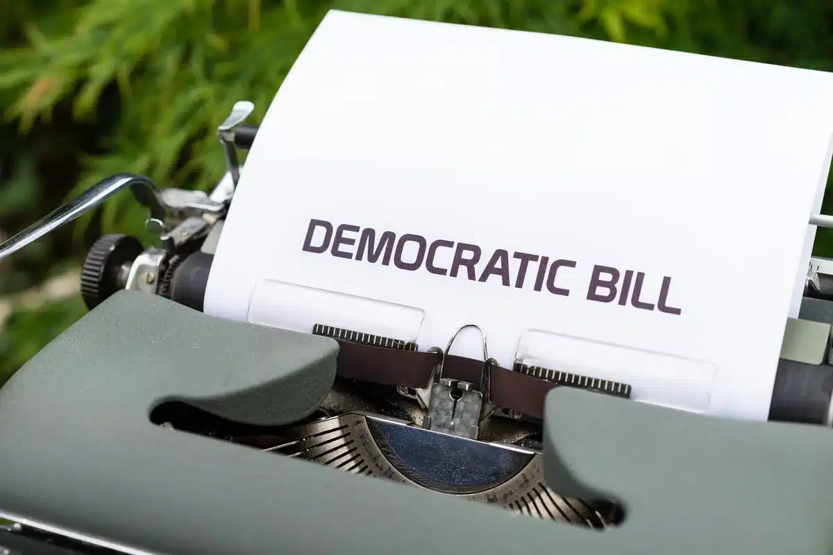 Documenti e testi di emendamenti legislativi su un tavolo di lavoro