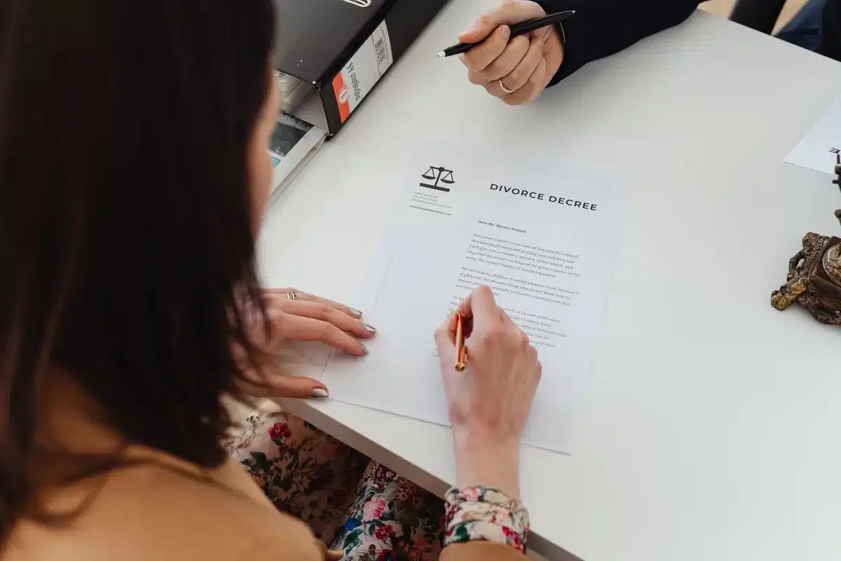 Documenti legali e carte su una scrivania, simboleggiando un procedimento giudiziario