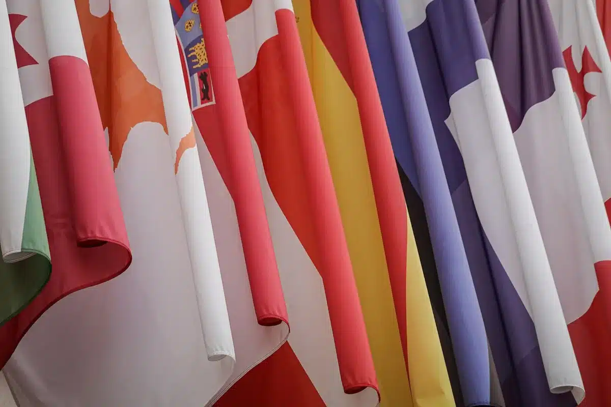 Riunione di rappresentanti di paesi alleati in una sala conferenze per consultazioni diplomatiche sulla sicurezza.