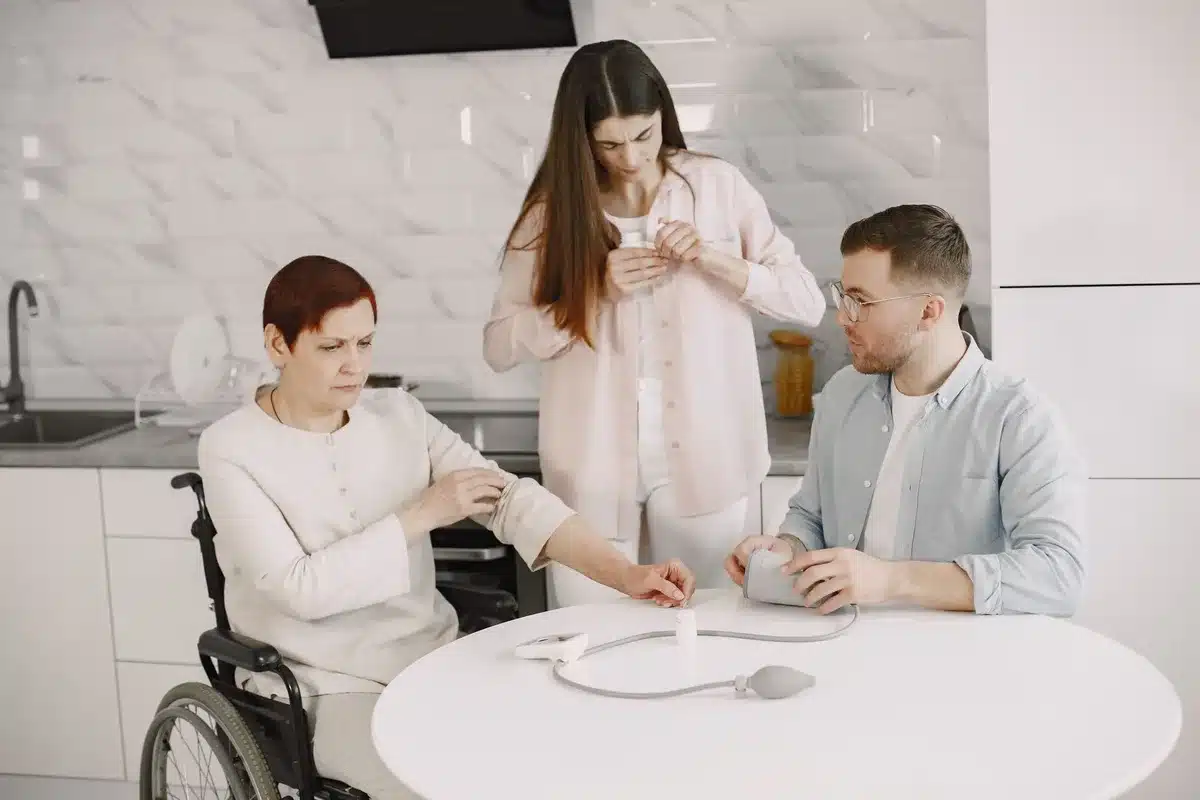 Caregiver che assiste un familiare durante la routine quotidiana di cura