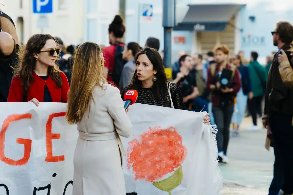 Persone che partecipano a una manifestazione per i diritti dei lavoratori