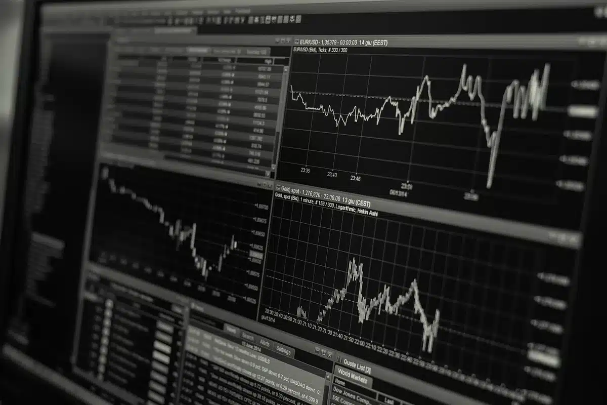 Grafici di mercato finanziario e dati economici in tempo reale su schermi
