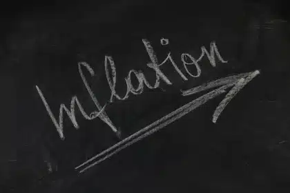Documenti finanziari e grafici con tendenza al ribasso accanto a simboli di crisi economica