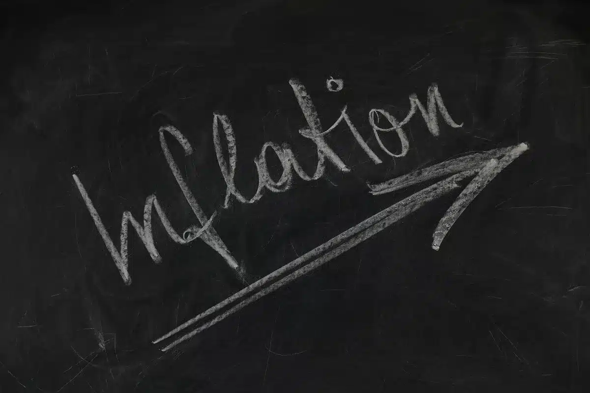 Documenti finanziari e grafici con tendenza al ribasso accanto a simboli di crisi economica