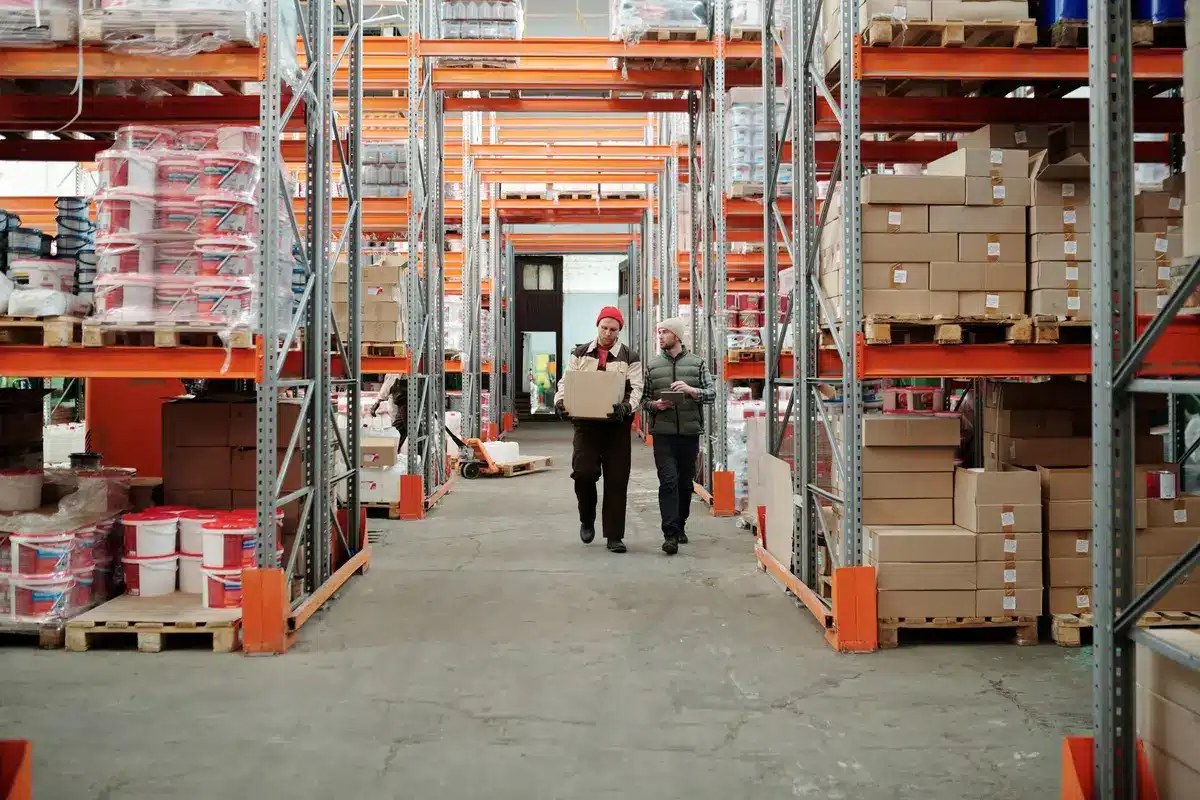 Moderno hub logistico e centro di distribuzione con scaffalature automatizzate
