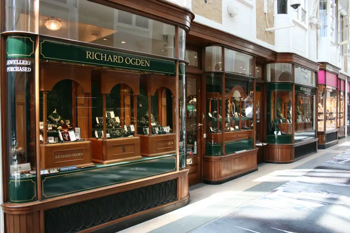 Vetrina di una galleria d'arte in un'arcade londinese di lusso