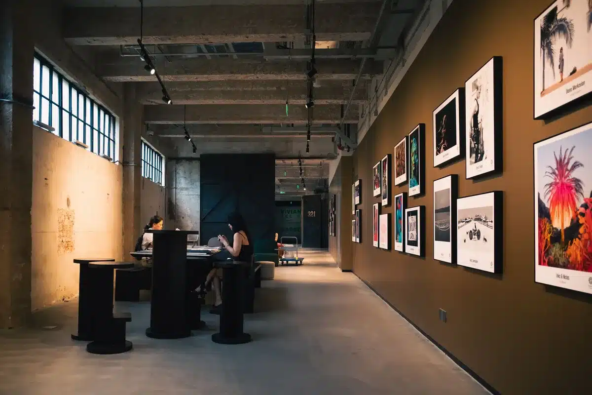 Interno di una galleria d'arte contemporanea con pareti bianche e opere esposte