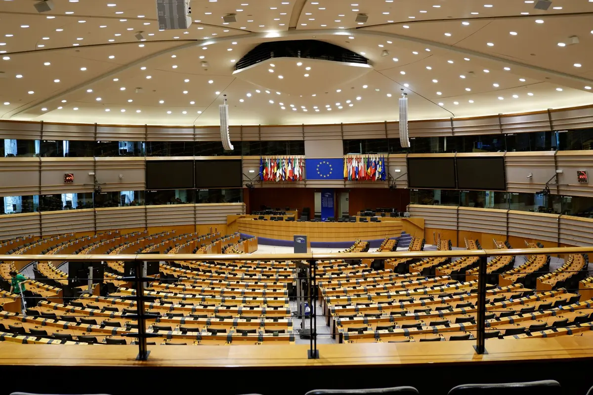 Sede della Commissione europea a Bruxelles con bandiera dell'Unione