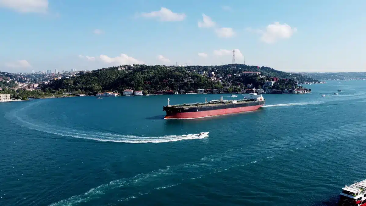 Navi cisterna in transito nello Stretto di Hormuz, punto strategico per il commercio mondiale di petrolio