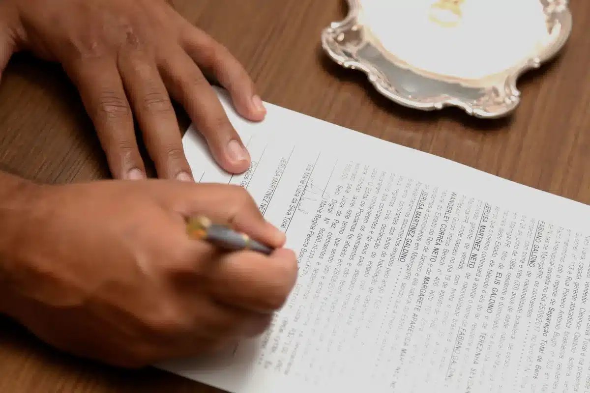 Firma di un accordo diplomatico tra delegazioni in una sala formale con bandiere nazionali sullo sfondo