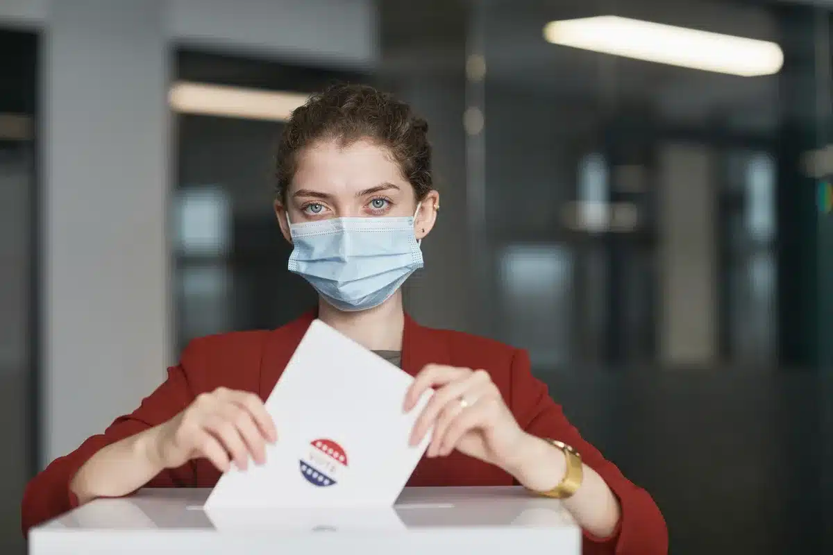 Persone anonime che votano in un seggio elettorale durante le elezioni americane