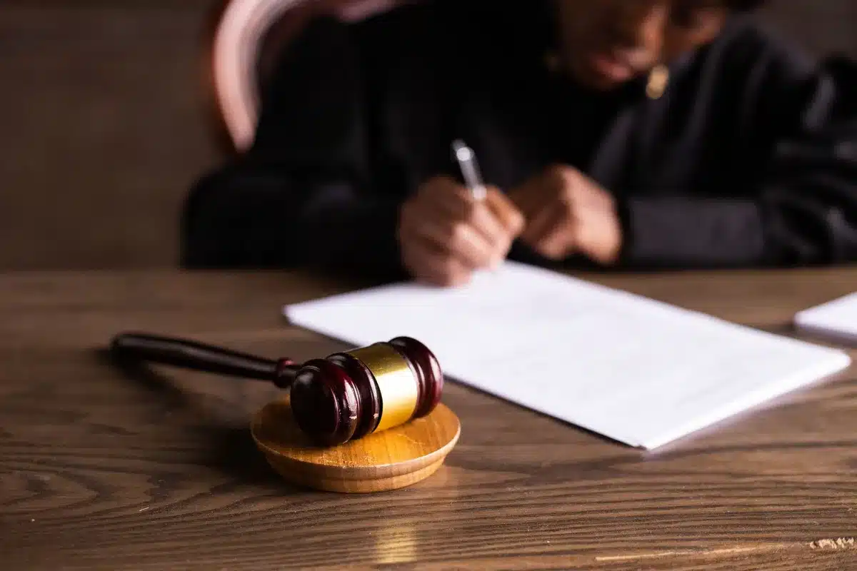 Tribunale con simboli di giustizia durante una sentenza