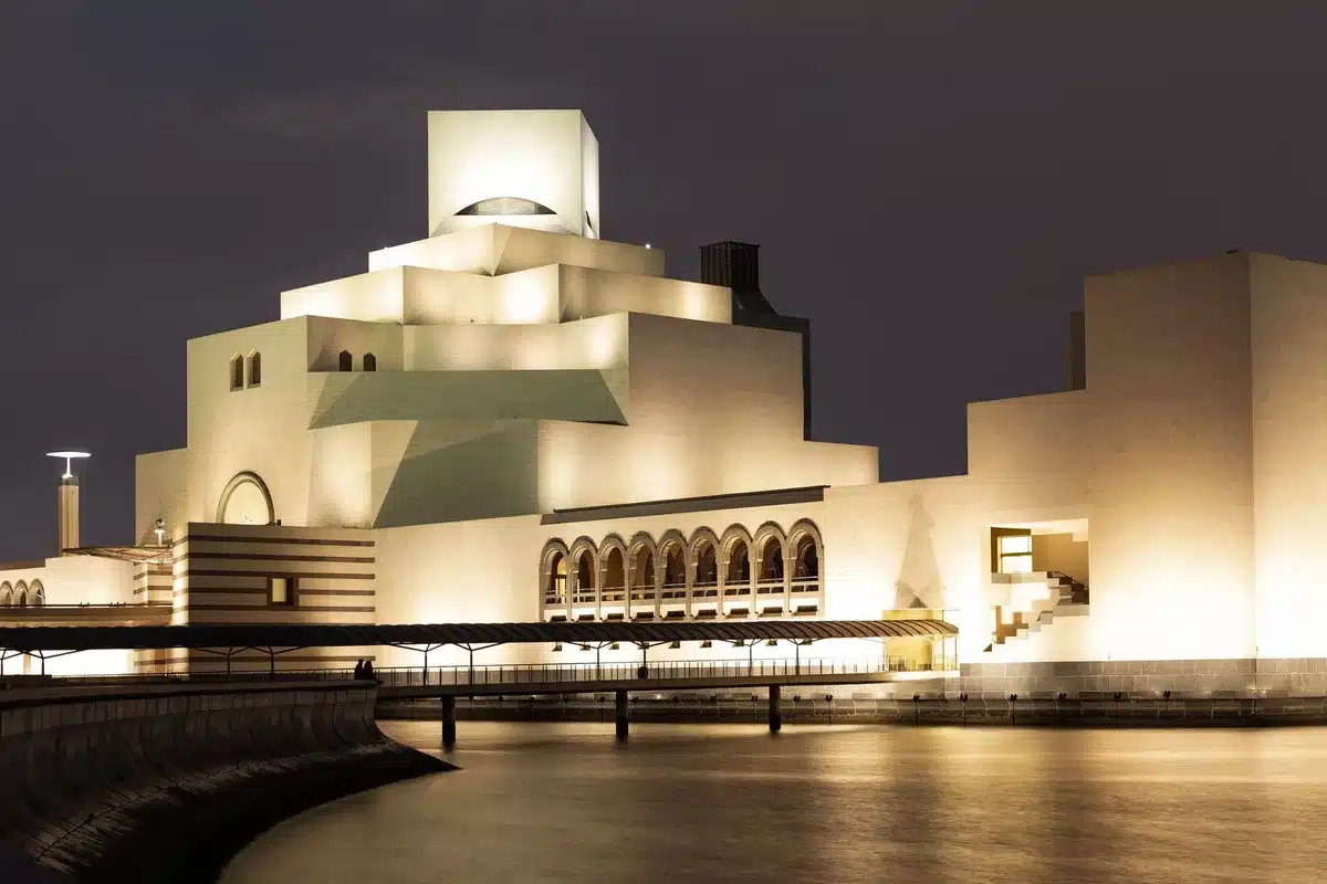Architettura moderna del museo con forme geometriche affacciato sul golfo