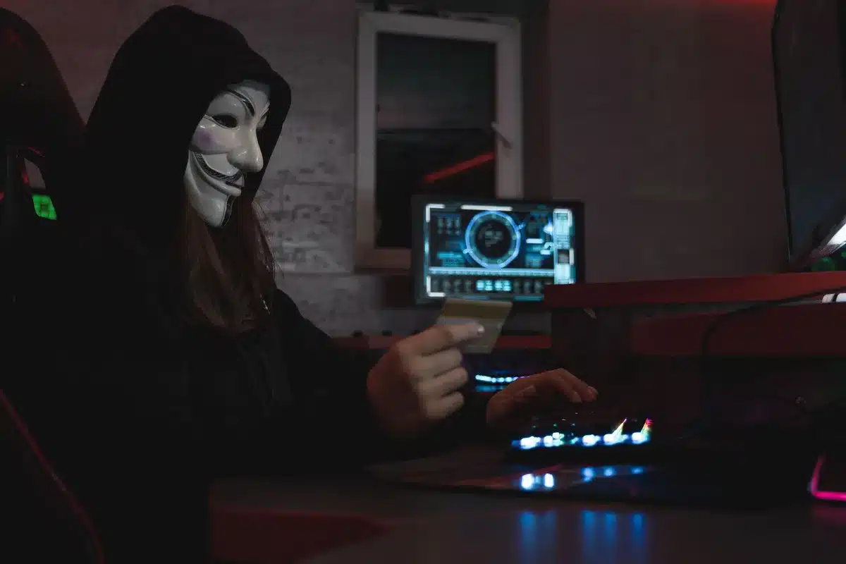 Schermo di computer con codice e accessi a registri digitali alterati da hacker