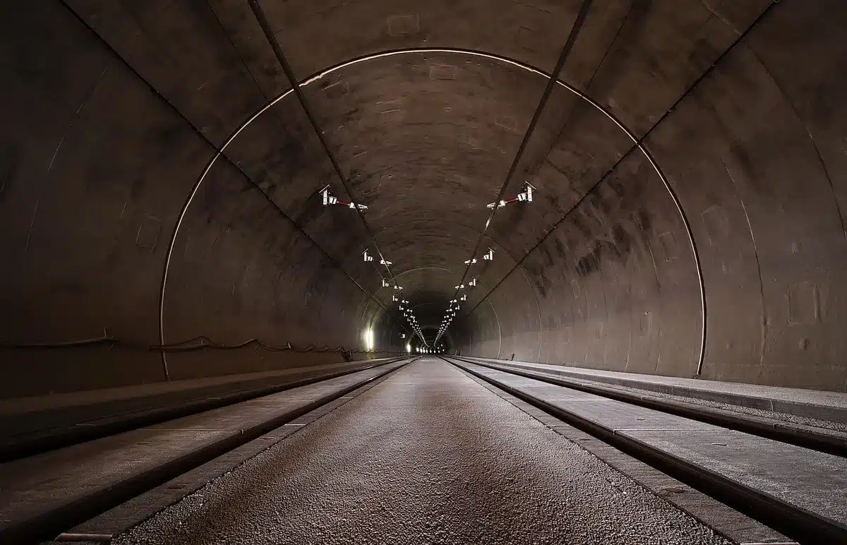 Ponti e strade completamente distrutti dall'onda di piena