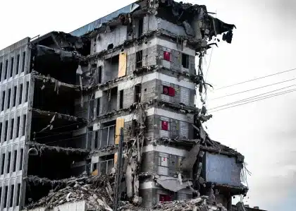 Inondazione devastante con fango e detriti che scorre giù per una valle montagnosa