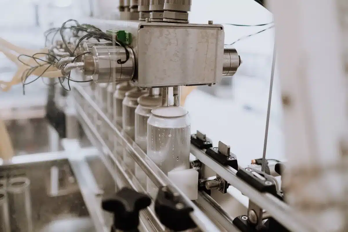 Impianto di produzione automatizzato con macchinari industriali