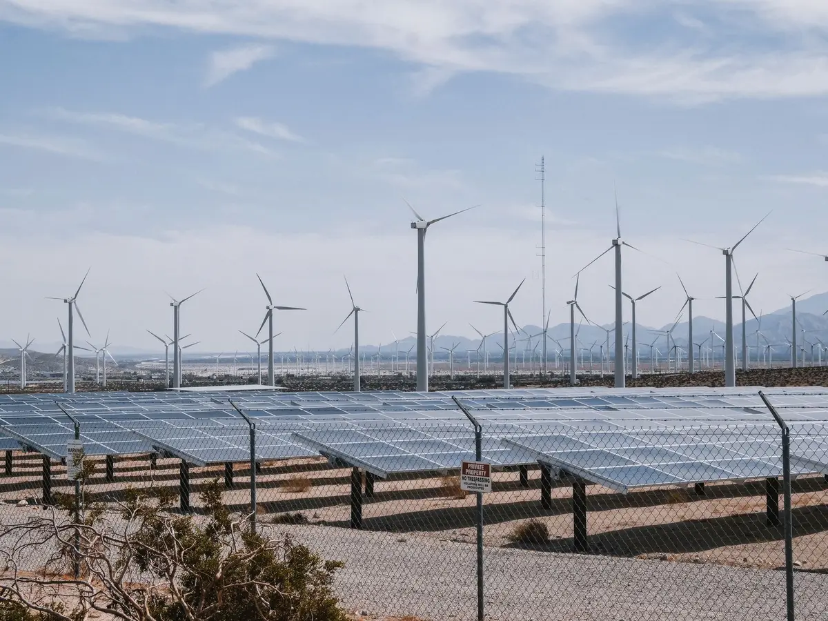 Impianto di energia rinnovabile con pannelli solari e turbine eoliche