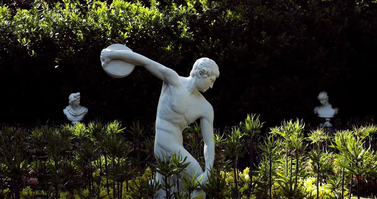 Grande scultura in marmo rosa posizionata nel parco di una villa, dialogo tra opera e architettura