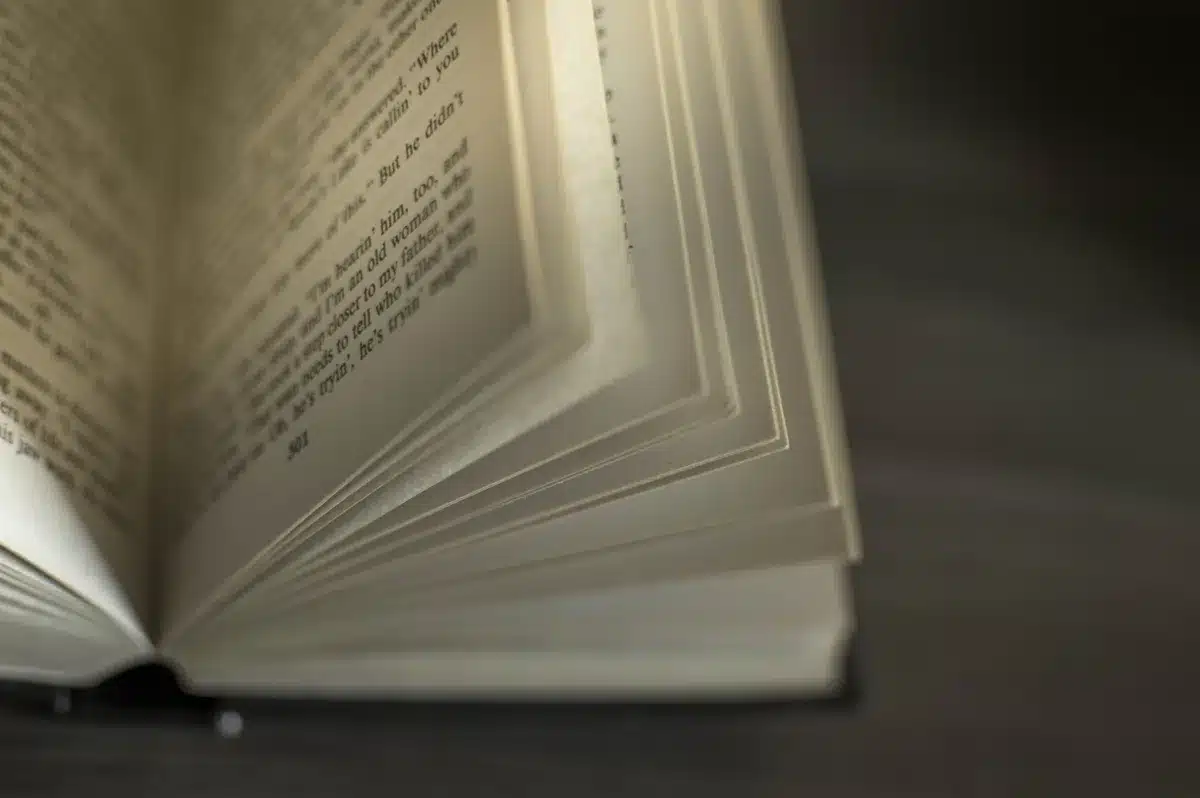 Dettagli di una pagina antica con annotazioni manoscritte e rilegatura storica