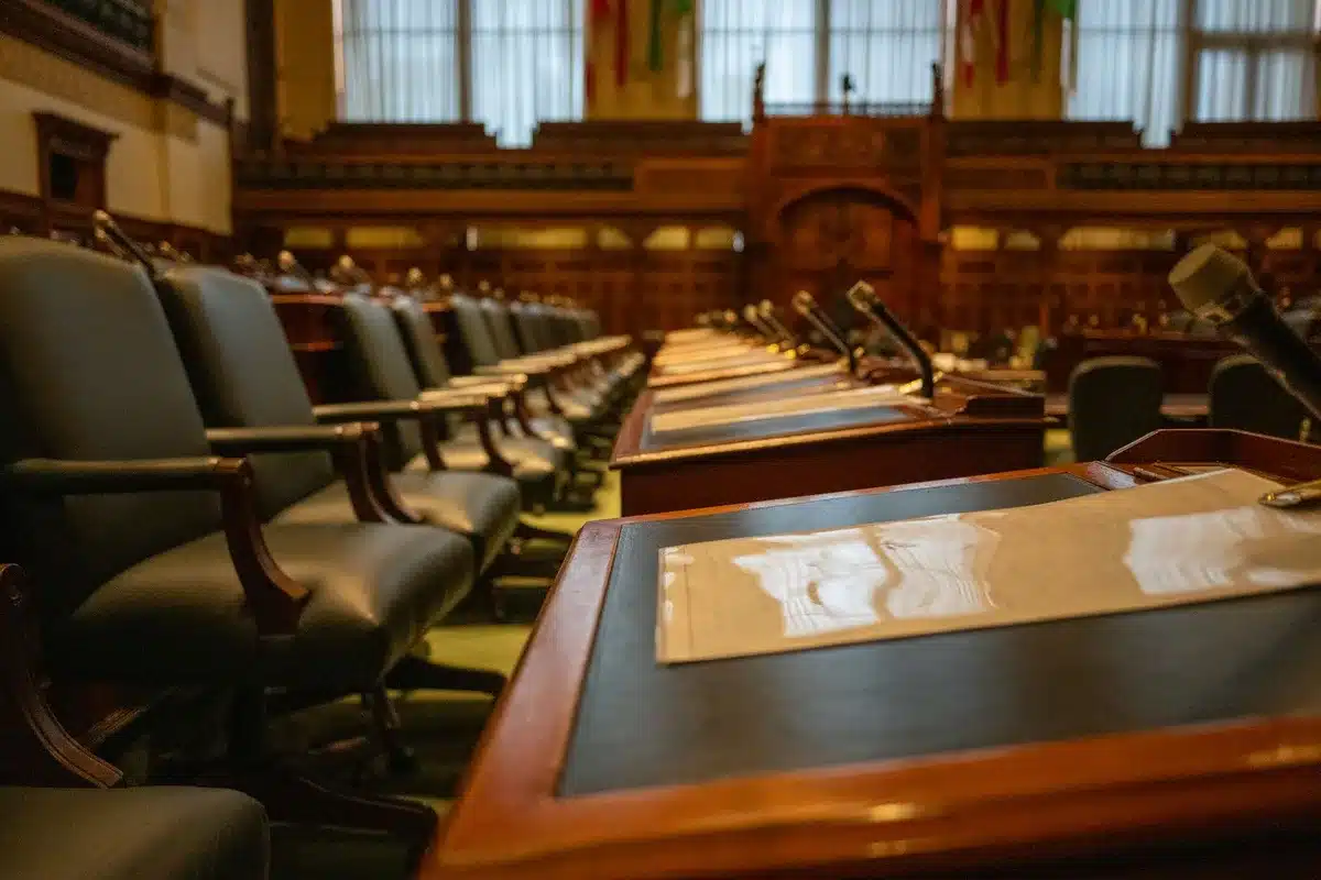L'interno della Camera dei Deputati con i banchi di voto e le norme esposte